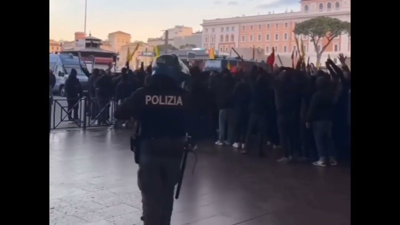 #LazioLecce l'arrivo degli ultras lecce a Roma Termini