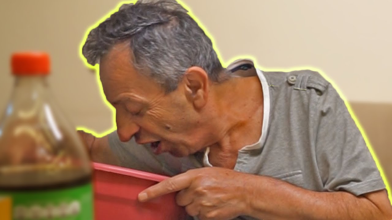 MEU PAI ÁRABE EXPERIMENTANDO COMIDAS TÍPICAS PELA PRIMEIRA VEZ