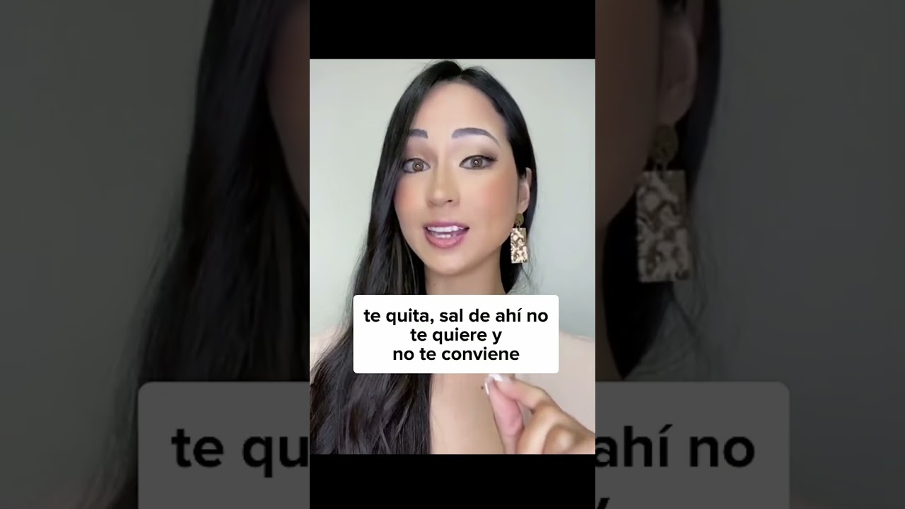 El hombre invierte su dinero en la mujer que le interesa