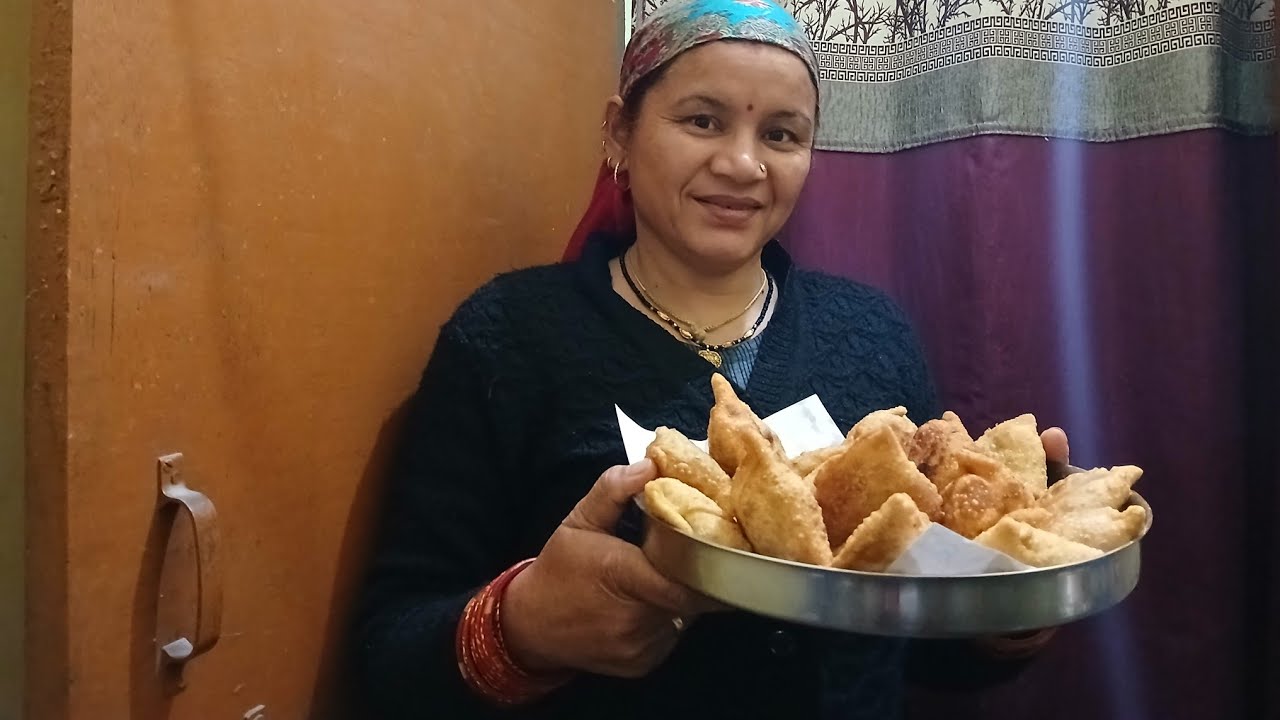 दोस्तो आज मैंने बनाये घर मे समोसे ll Rukma Devi Vlog 