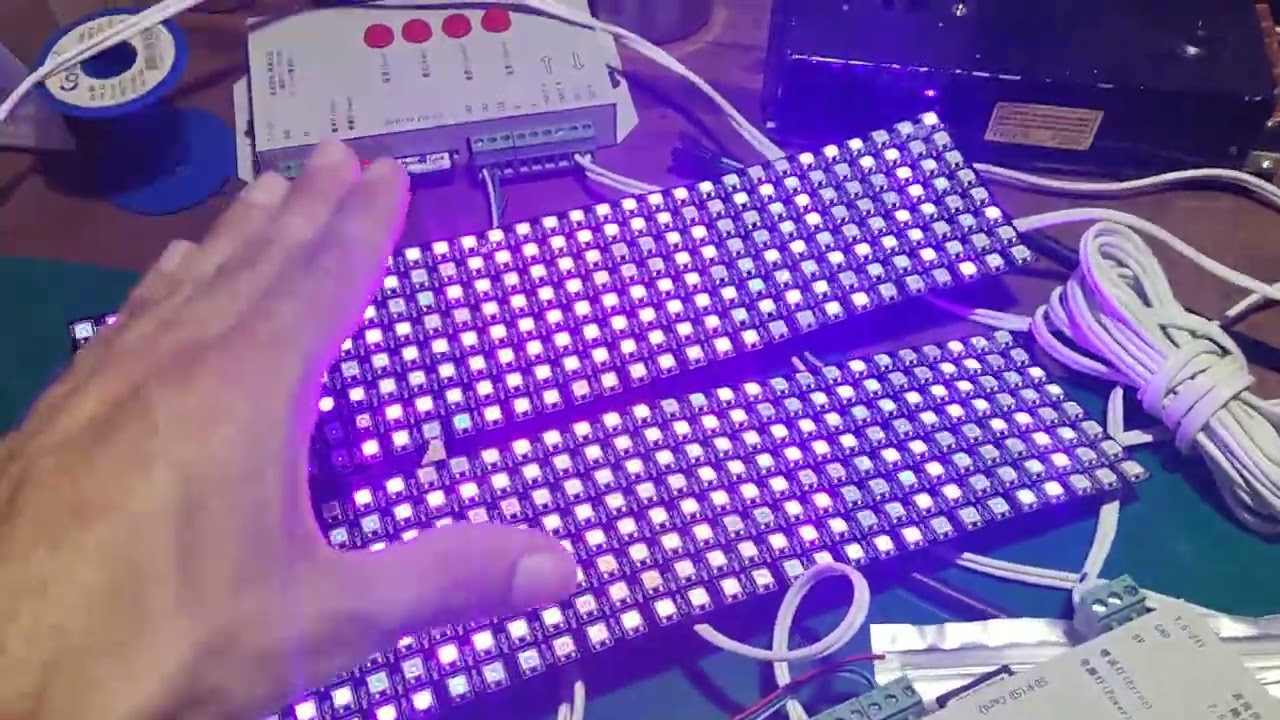 Painel led com 2 centrais T1000s em associação.