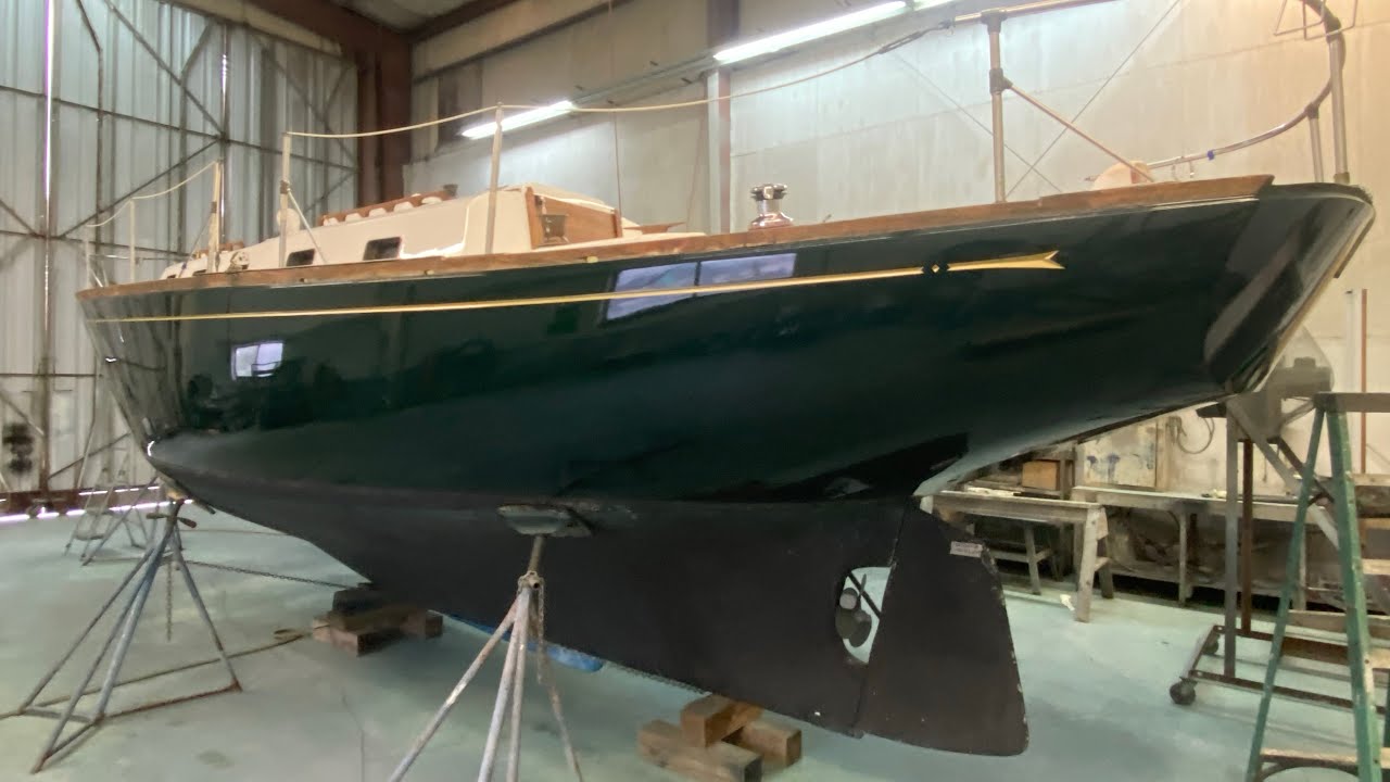 Prepping and Painting a cordovan gold cove stripe with Awlcraft 2000. (1966 Morgan 34)