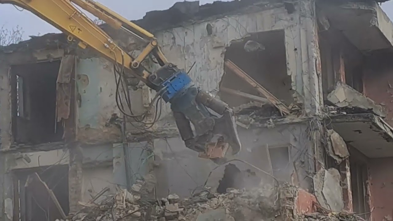 Demolition clamp, in action.