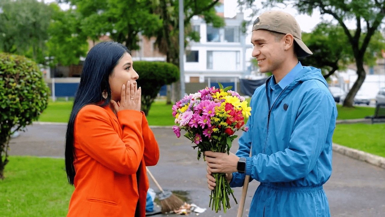 Barrendero Humilde Salva a Mujer Millonaria ¡Ella Le Sorprendió con flores!