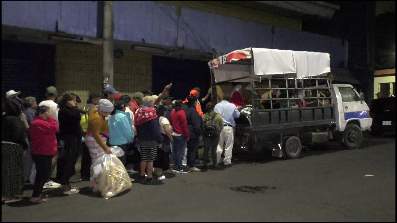 Entrega de alimentos a personas en situación de calle en el centro histórico