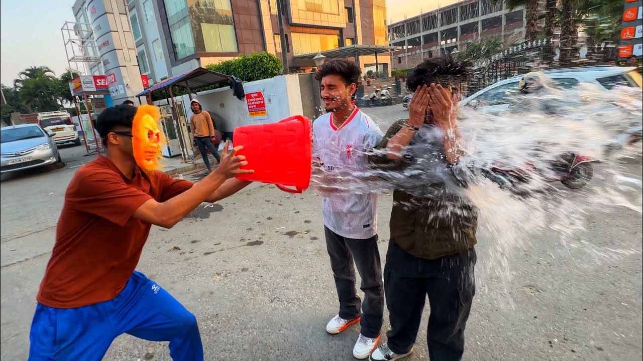 Om Ne PAANI Se Bhiga Diya Logo Ko 😡 PRANK |Bohut Ganda Mara Beech Road Mein | HOLI PRANK