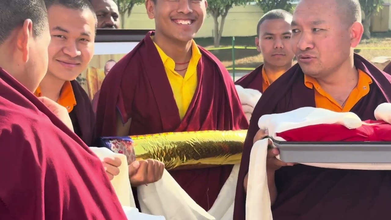 ཞེ་ཆེན་རབ་འབྱམས་རིན་པོ་ཆེ་ལ་བརྟན་བཞུགས་འབུལ་བཞིན་པའི་སྣང་བརྙན་གསར་པ།