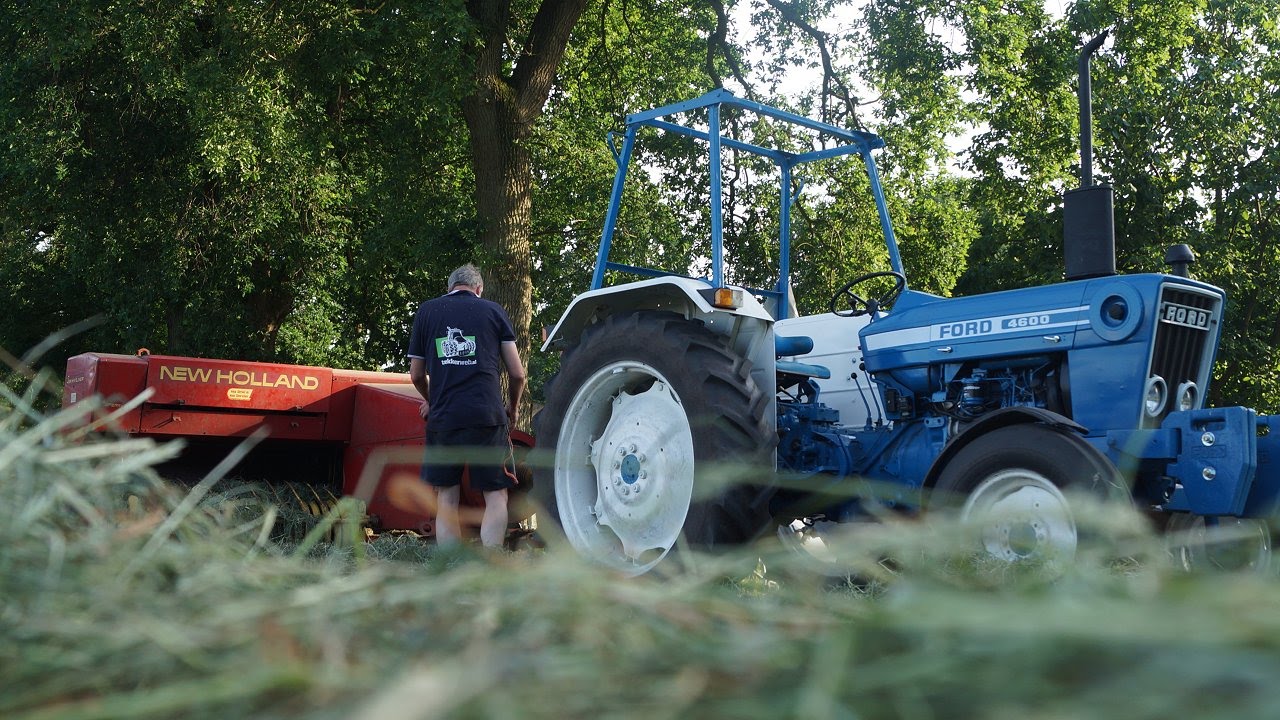 Hooi persen met Ford 4600 en New Holland Super Hayliner 276 Trekkerweb hay baling