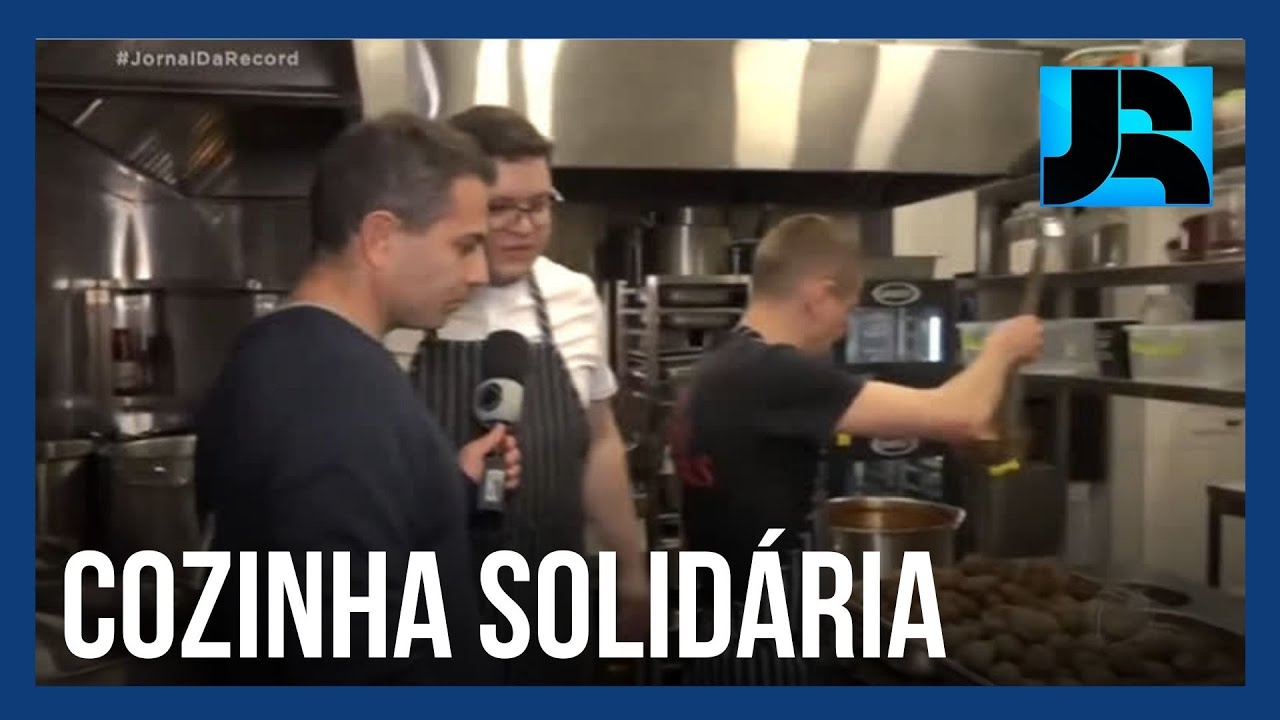 Na Ucrânia, repórter André Tal encontra pessoas que preparam comida para soldados e refugiados