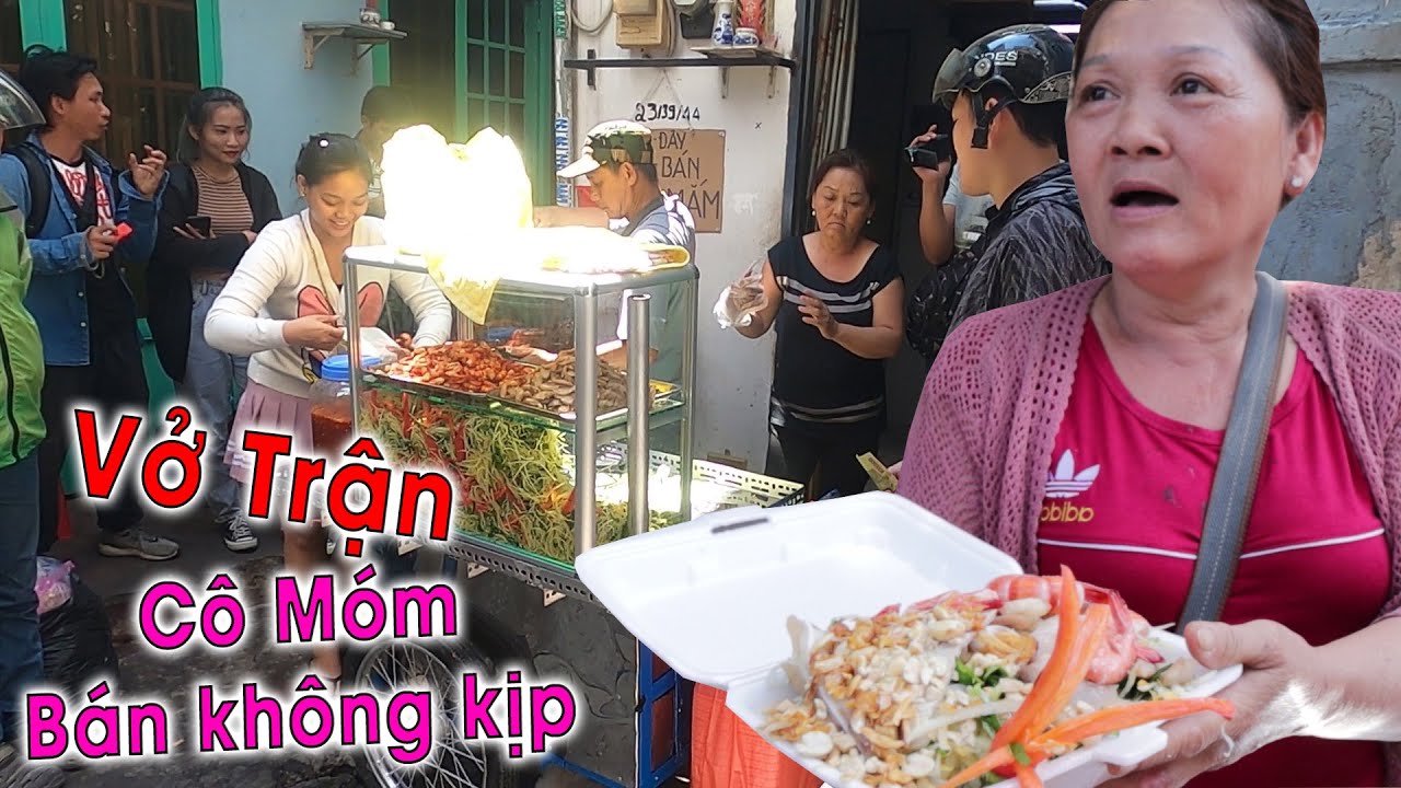 Bất ngờ qu&aacute; nhiều người t&igrave;m đến tận nh&agrave; C&ocirc; M&oacute;m để mua gỏi đu đủ