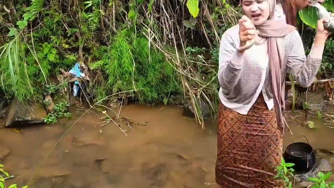 WAH SERU SEKALI NYARI IKAN DI KALI DI PINGGIR HUTAN BARENG TEMEN