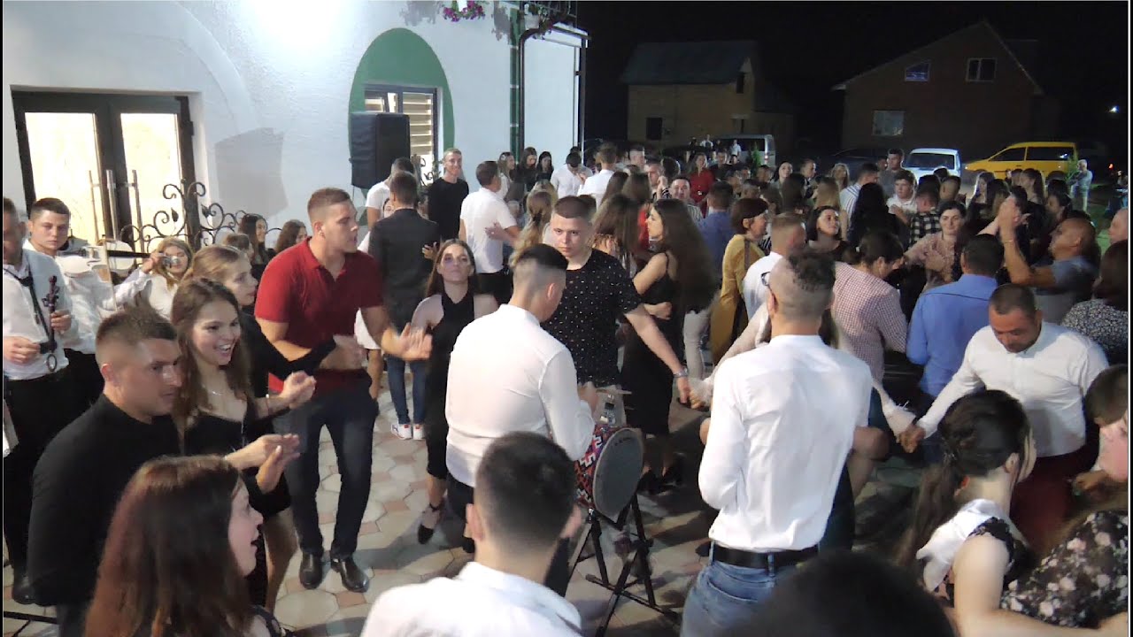 Formația Dor Bucovinean.Petrecere la Balul de absolvire a elevilor clasei a 9-a din satul Ropcea.
