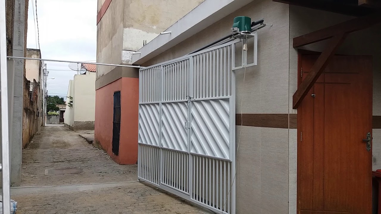Portão em L.