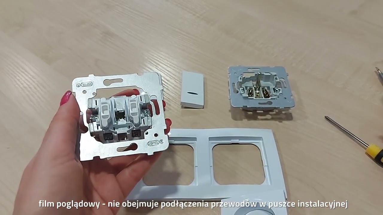Jak złożyć zestaw w ramce &ndash; łącznik + gniazdo pojedyncze?