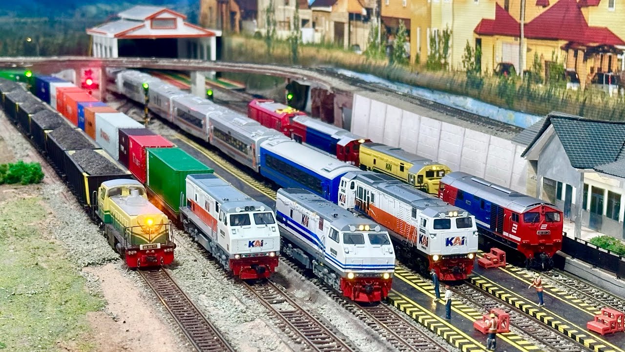 Rombongan kereta api panjang KA Parahyangan CC206,CC203 & BB300 anjlok di wesel Stasiun#mainankereta