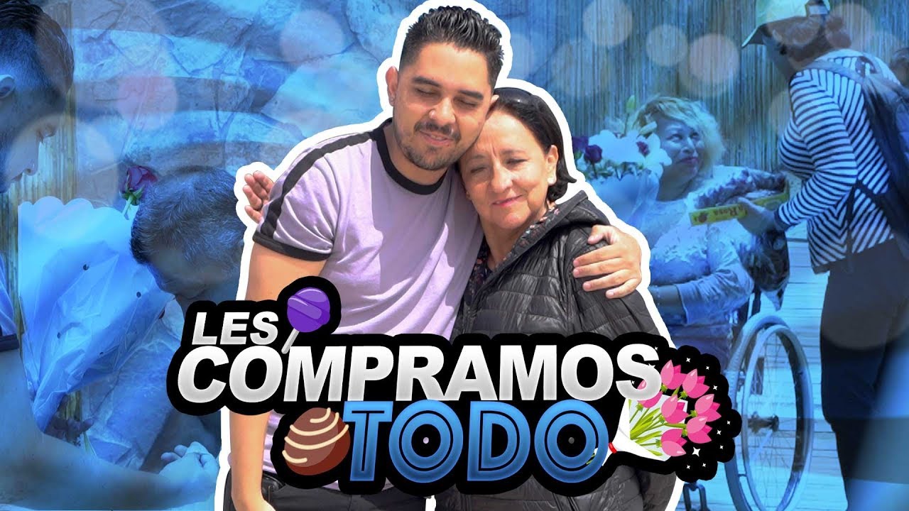 Comprando todo a vendedores en la calle con mi mamá