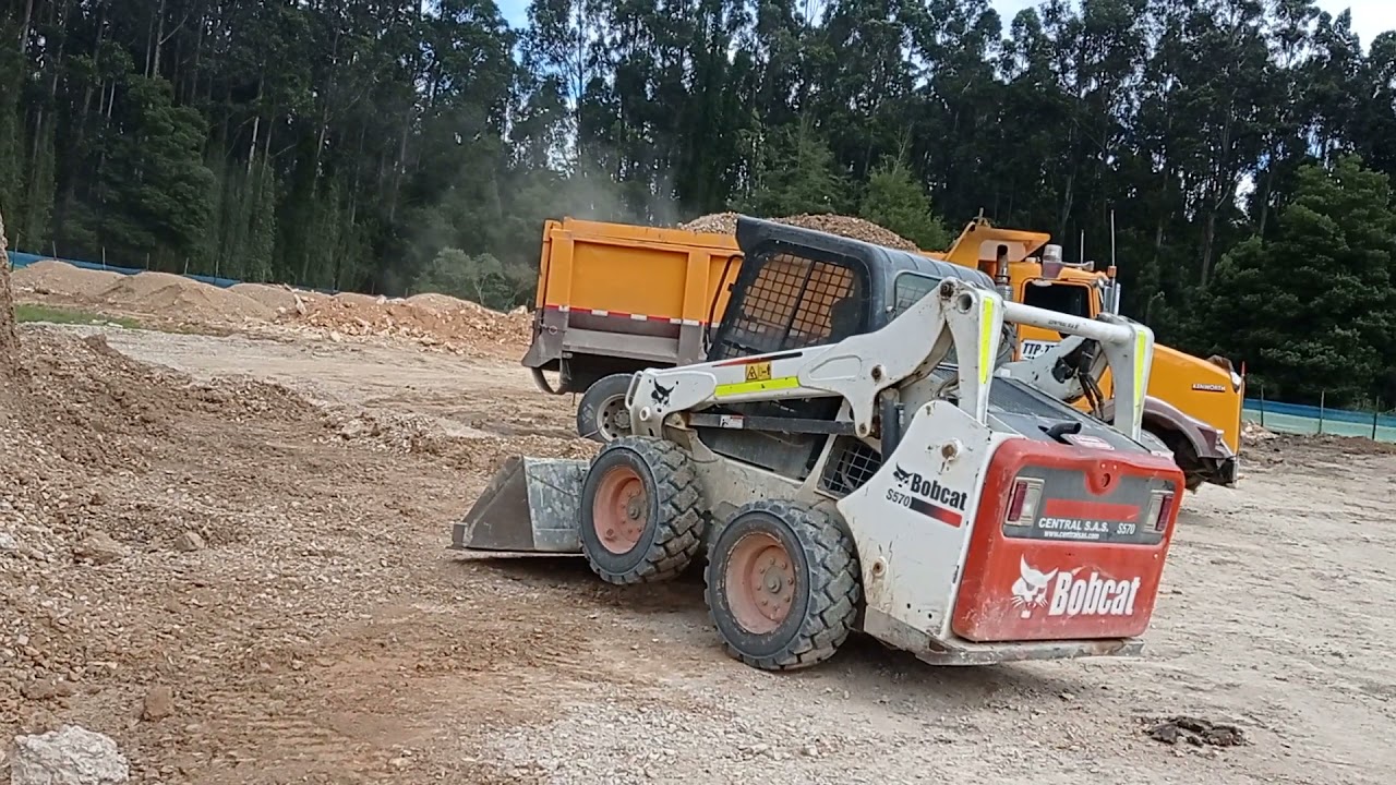 Mini cargador bobcat S570 cargue de volquetas