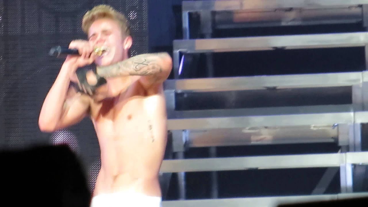 [FANCAM] Justin Bieber - Baby @ F1 Closing Concert in Singapore