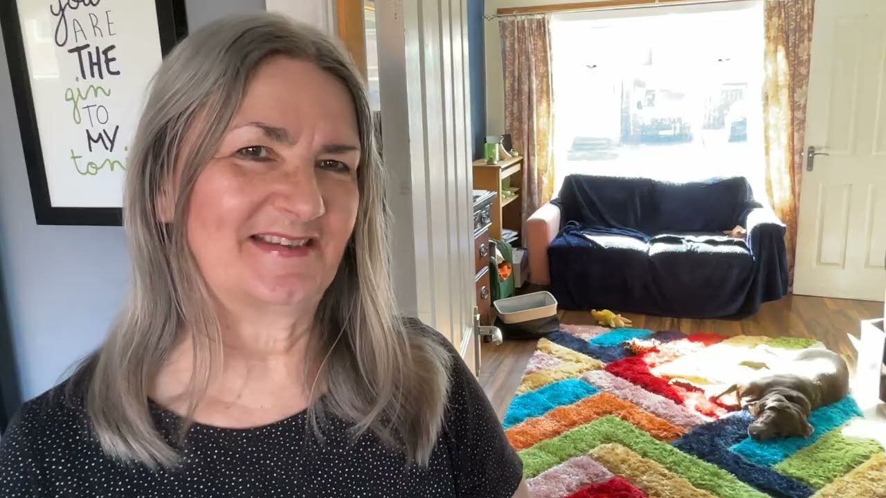 Купоны, желтые наклейки и мини-яйца из шоколада для дегустации