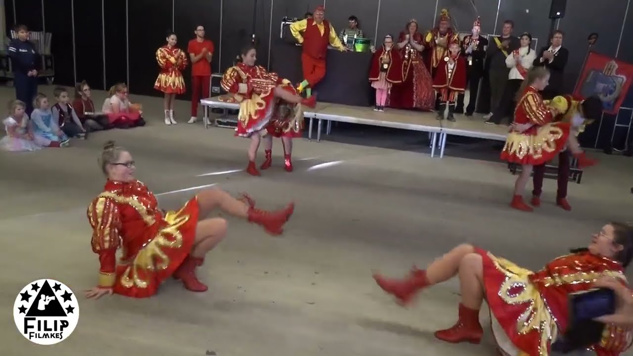 De Dansmariekes en Dansjonkers van De Maneblussers uit Mechelen