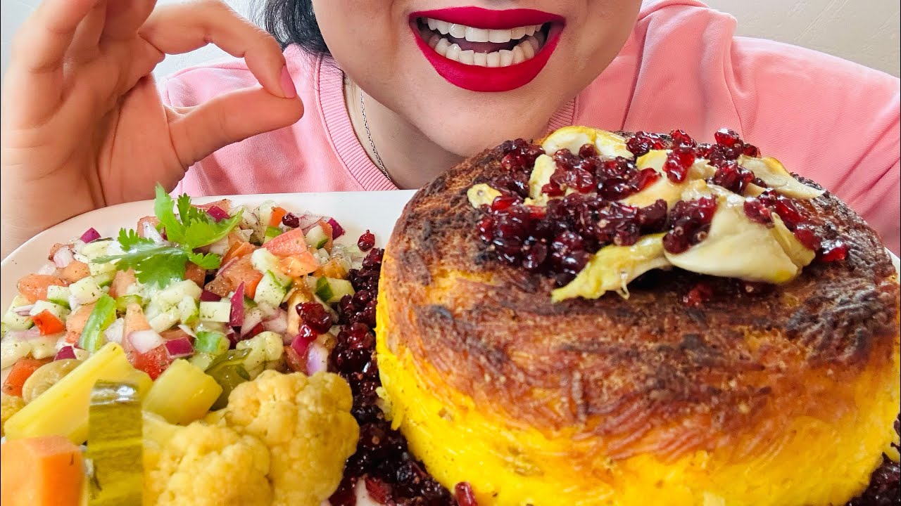 Asmr eating Persian food chicken Tahchin| موکبانگ ته چین مرغ با سالاد شیرازی و ترشی