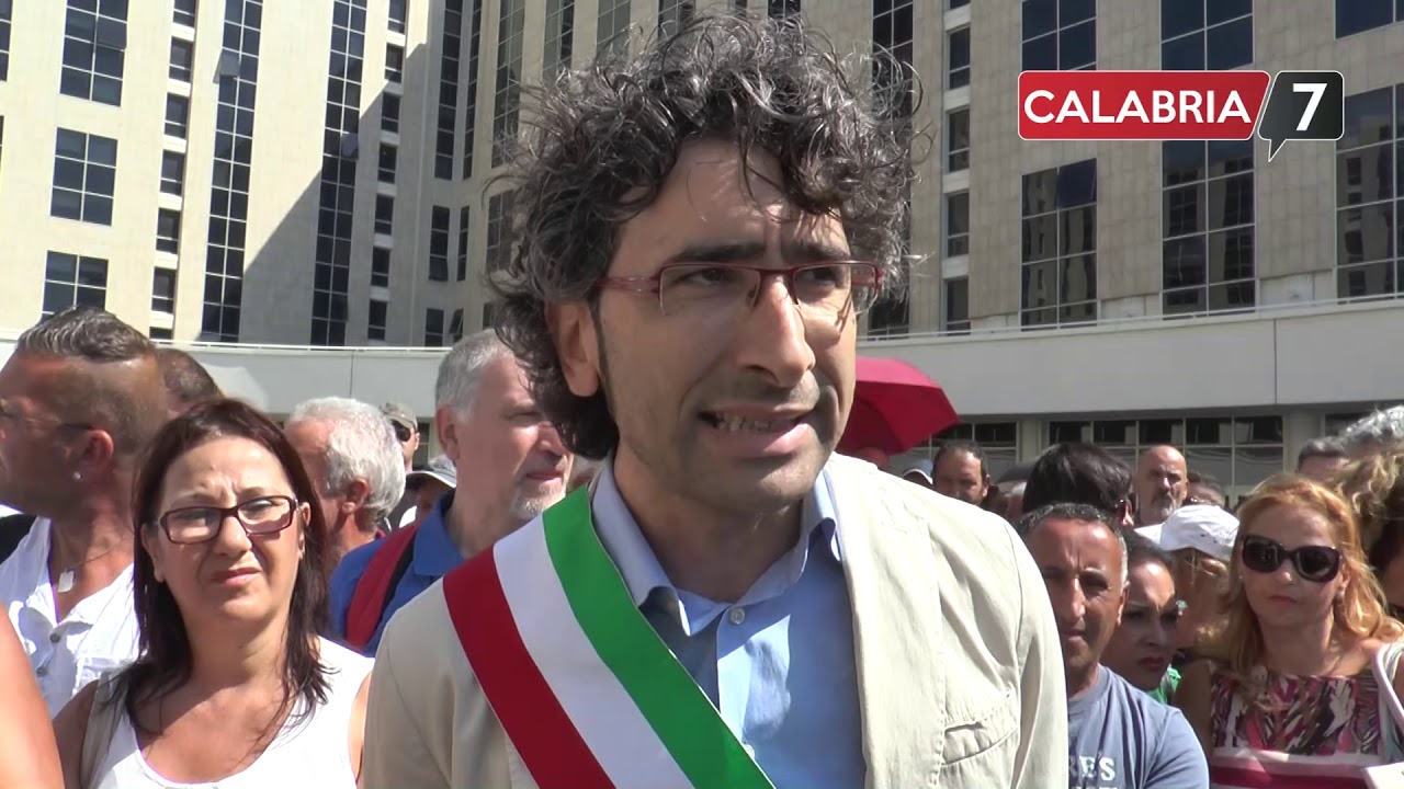 Lavoro, sit-in tirocinanti enti locali alla Regione