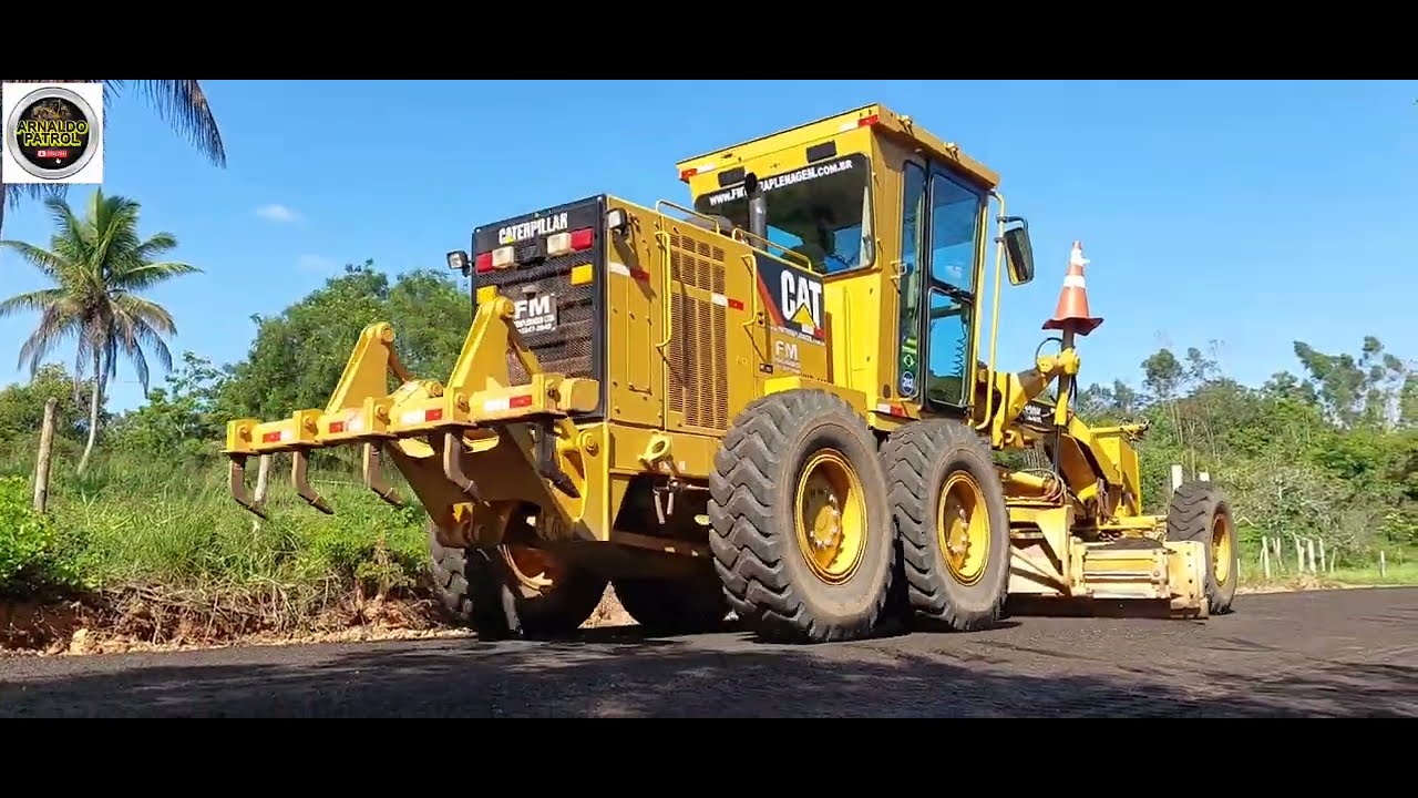Motoniveladora cat 120k espalhando asfalto frio/grader/