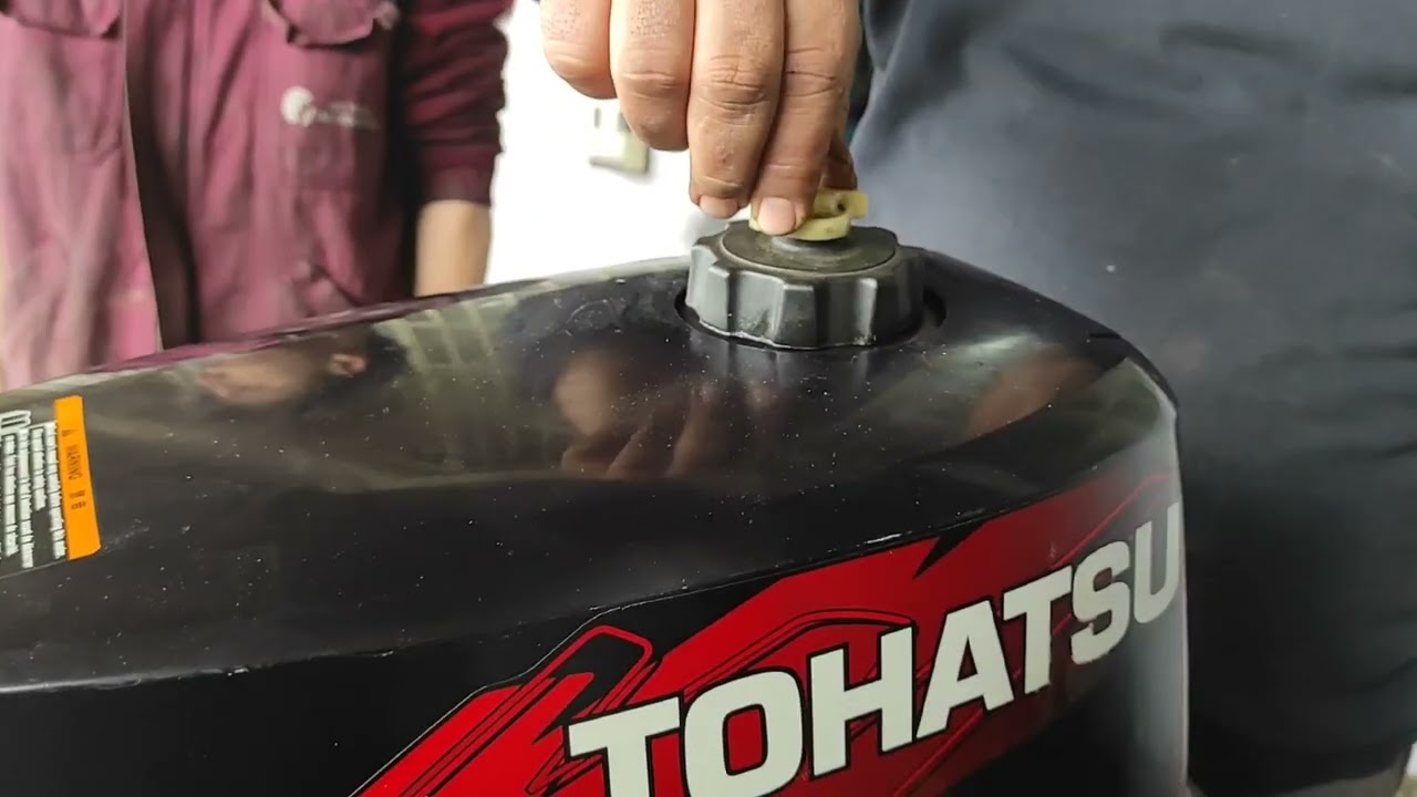 Tohatsu 5hp 2 zamanlı deniz motoru ve Bot diğer videolarıma bakın bot ve motor satılık.Tenteli