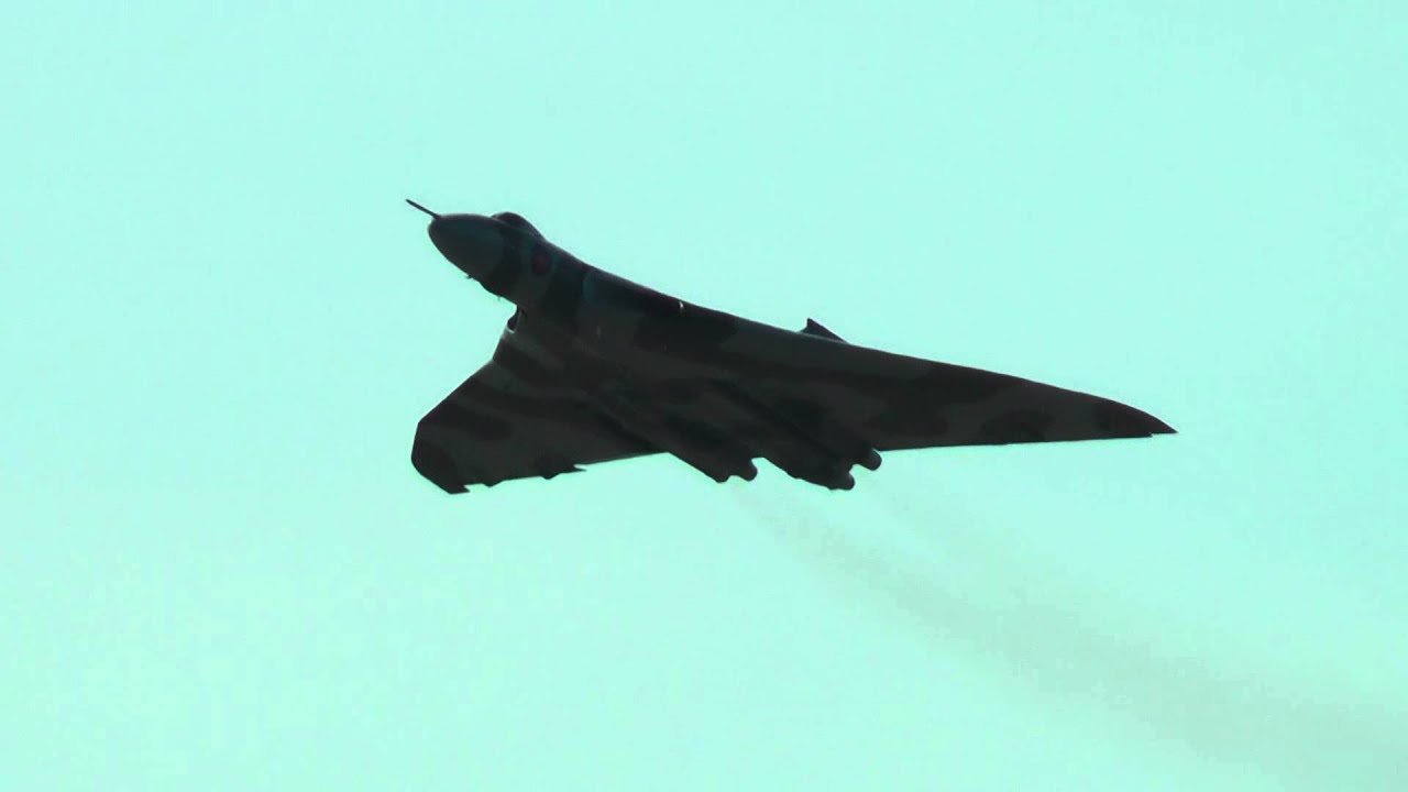 Vulcan Bomber spiral climb on full power at Southport 2015