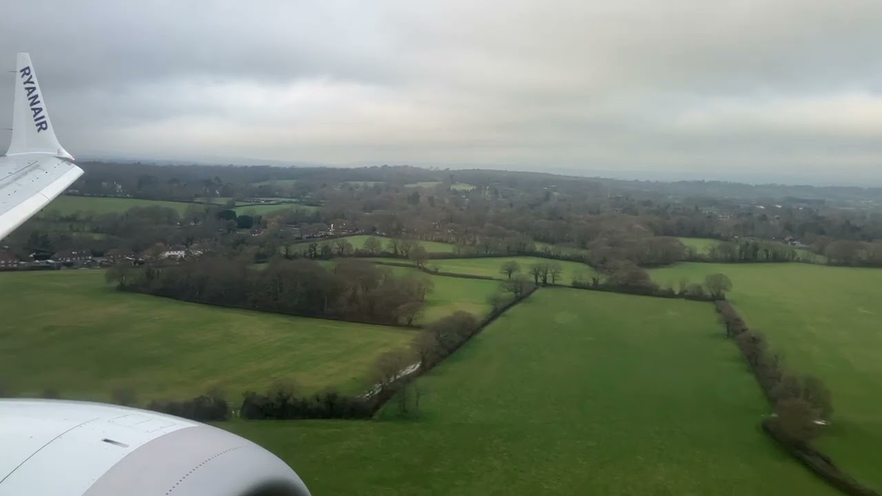 Ryanair | landing at London Gatwick | Boeing 737-8200