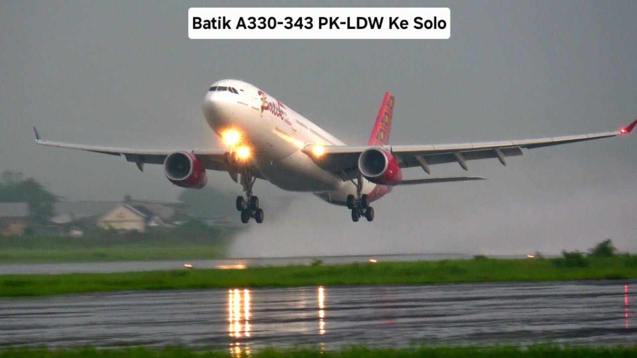 Sempat Delay, Pesawat Batik Airbus a330 PK-LDW Take Off Saat Hujan Lebat