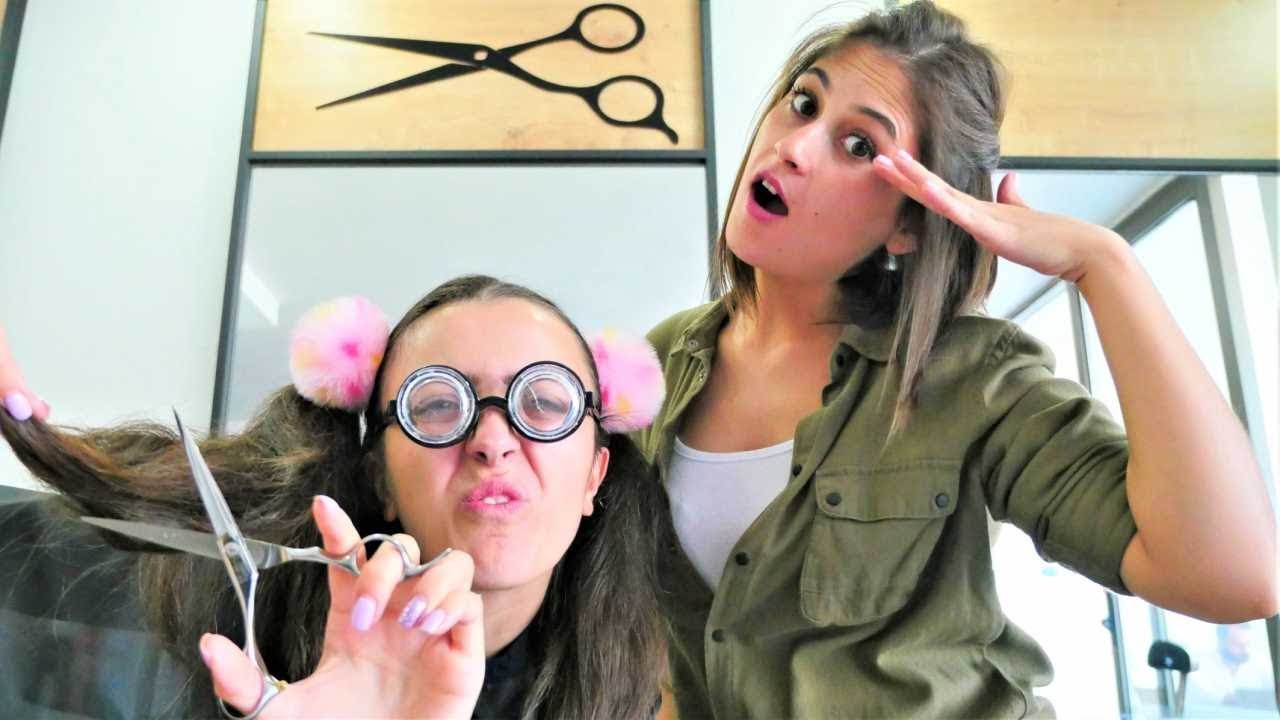 Komik video. Çılgın Sevcan kuaförde Ayşe ile sırayı karıştırıyor! Çocuk videosu