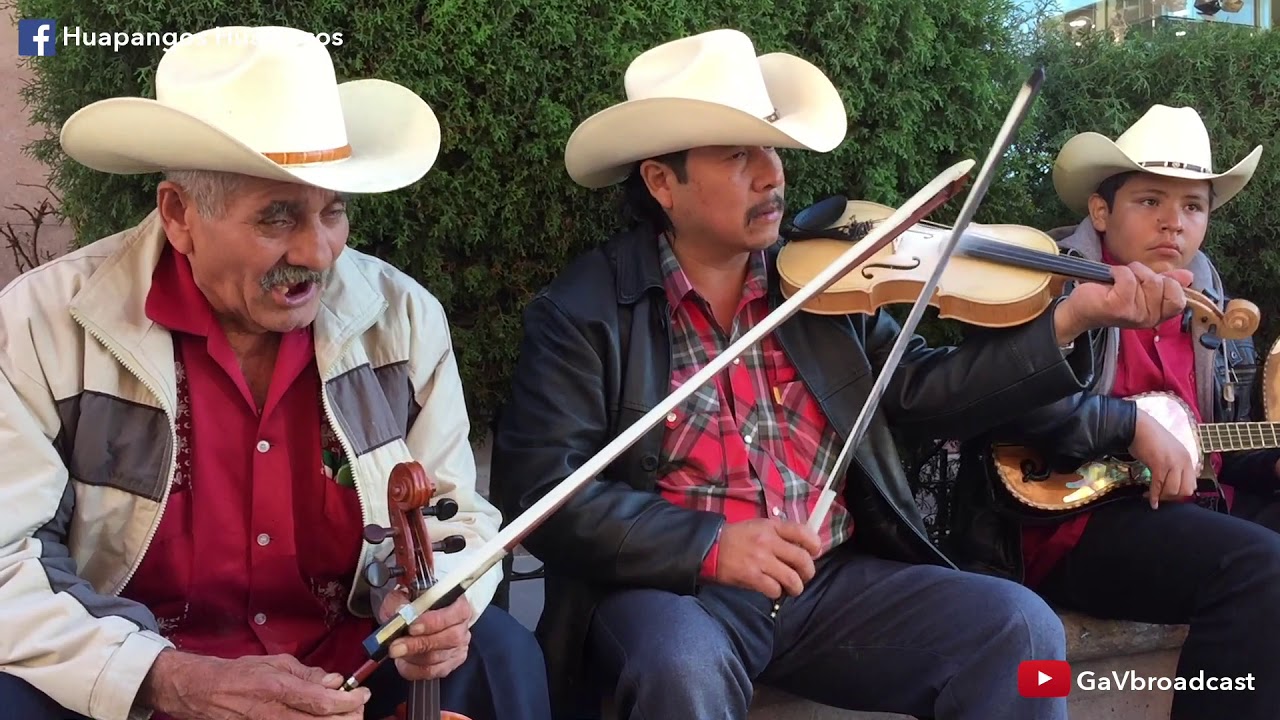 El Trío Alegría Xilitlense interpreta 