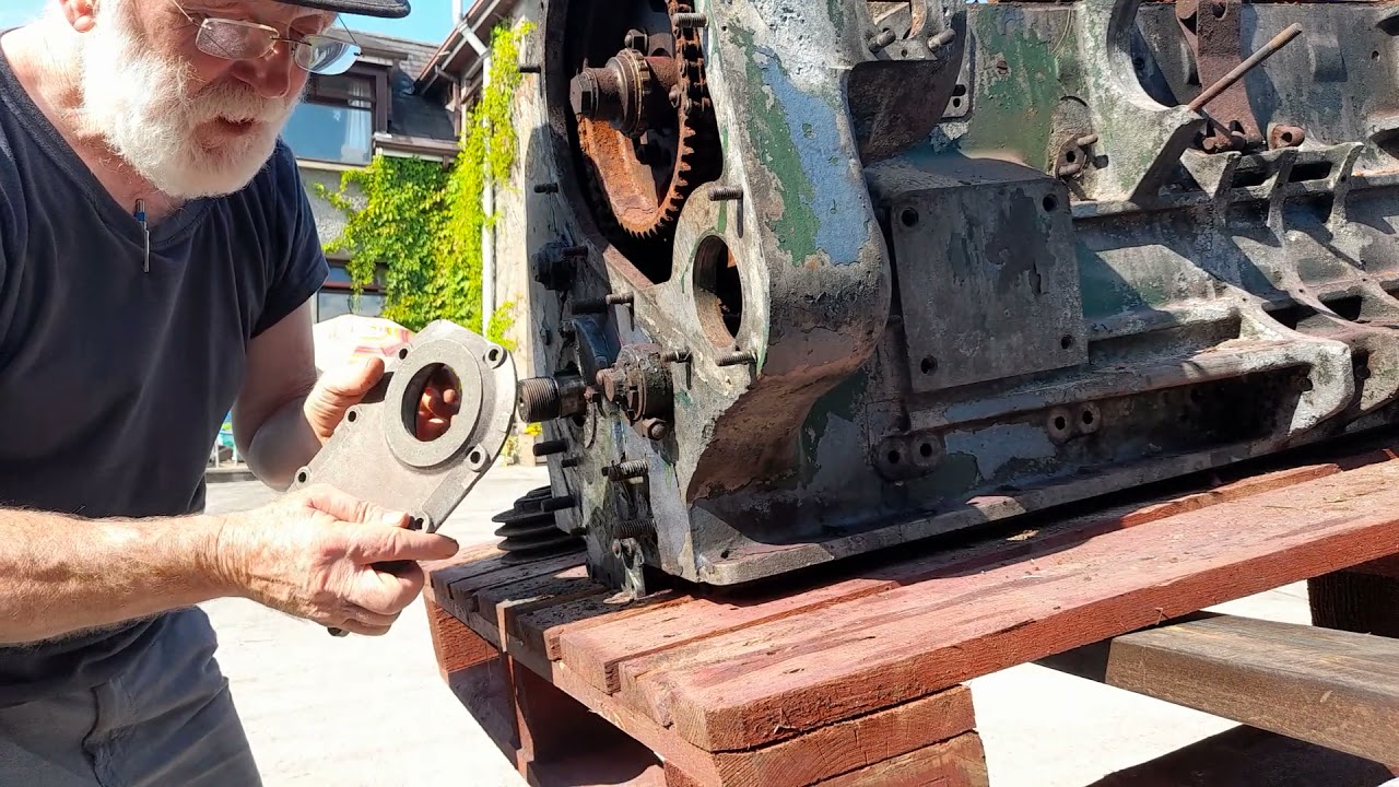 Gardner Engines: taking off the front pulley