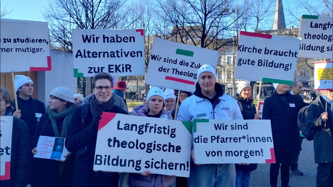 KiHo-Studierende demonstrieren zum Auftakt der Landessynode in Bonn