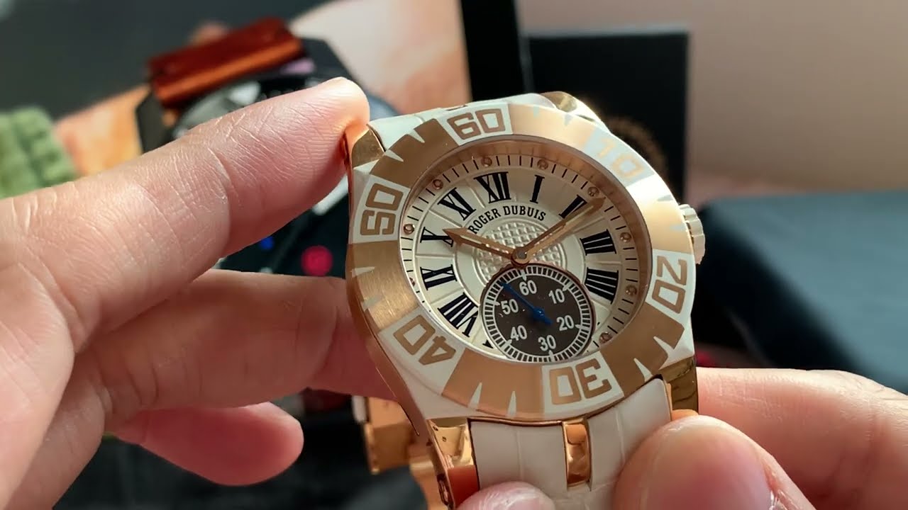 一隻價錢相宜，但外表架勢的一隻日內瓦印記運動金錶。 Roger Dubuis Easydiver Rose Gold 40mm