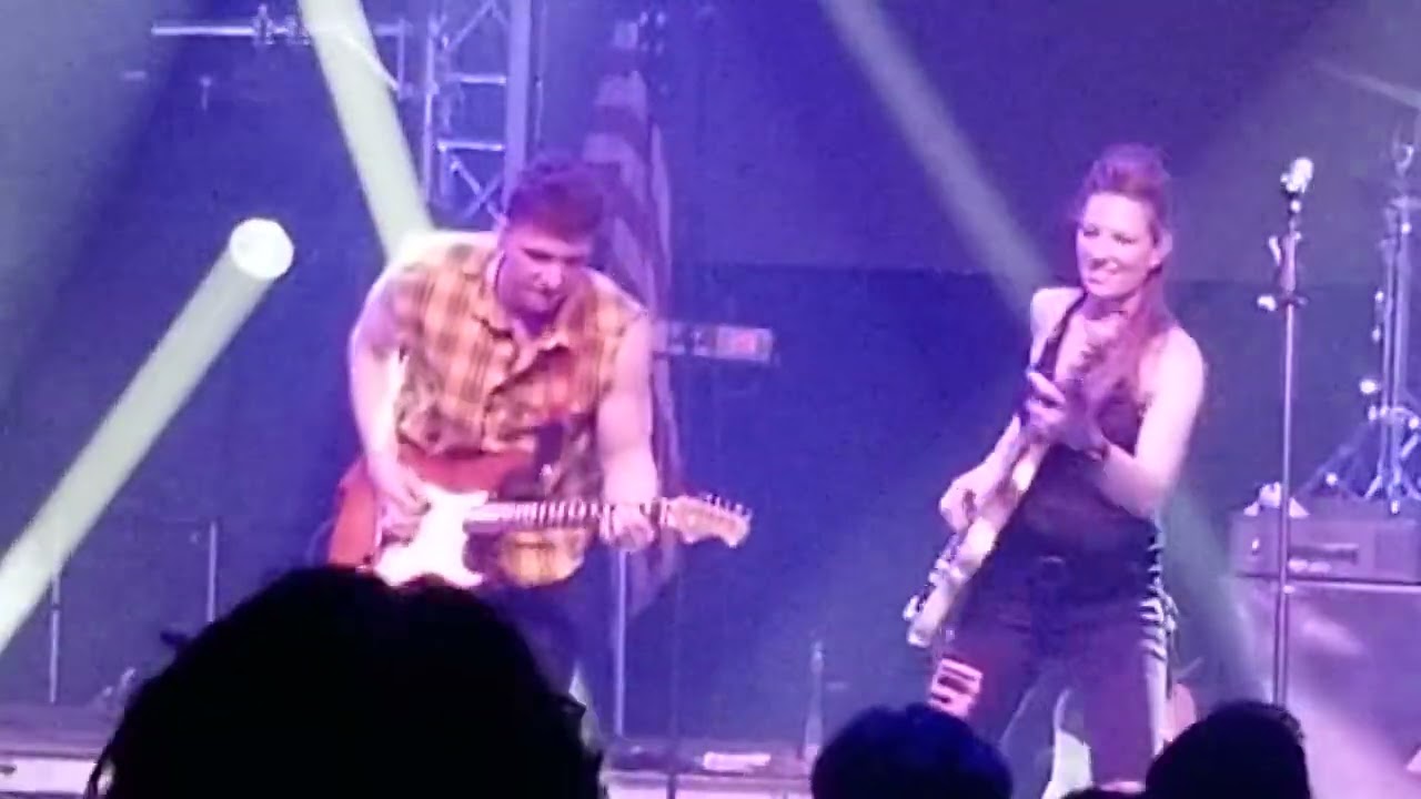 Bella Cain Performs Enter Sandman by Metallica Live at The Vixen