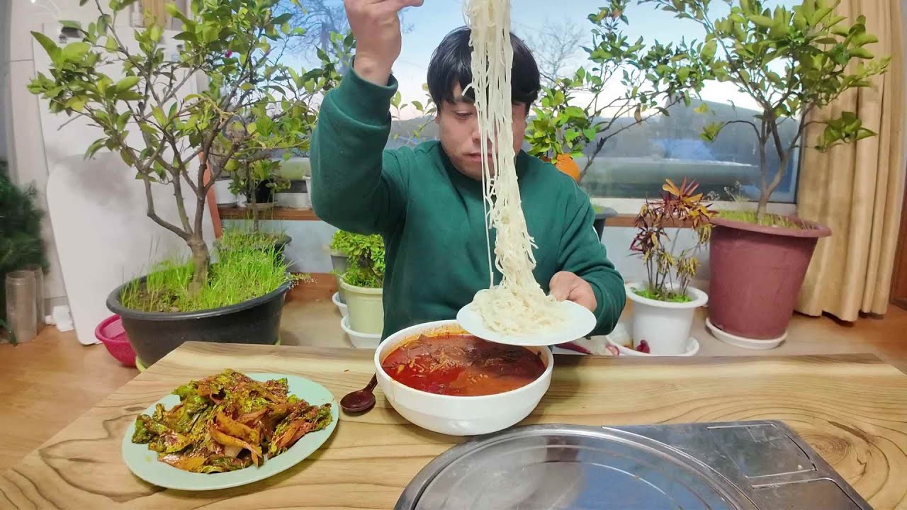 추운 겨울날 따끈따끈한 육개장과 달달한 봄동겉절이