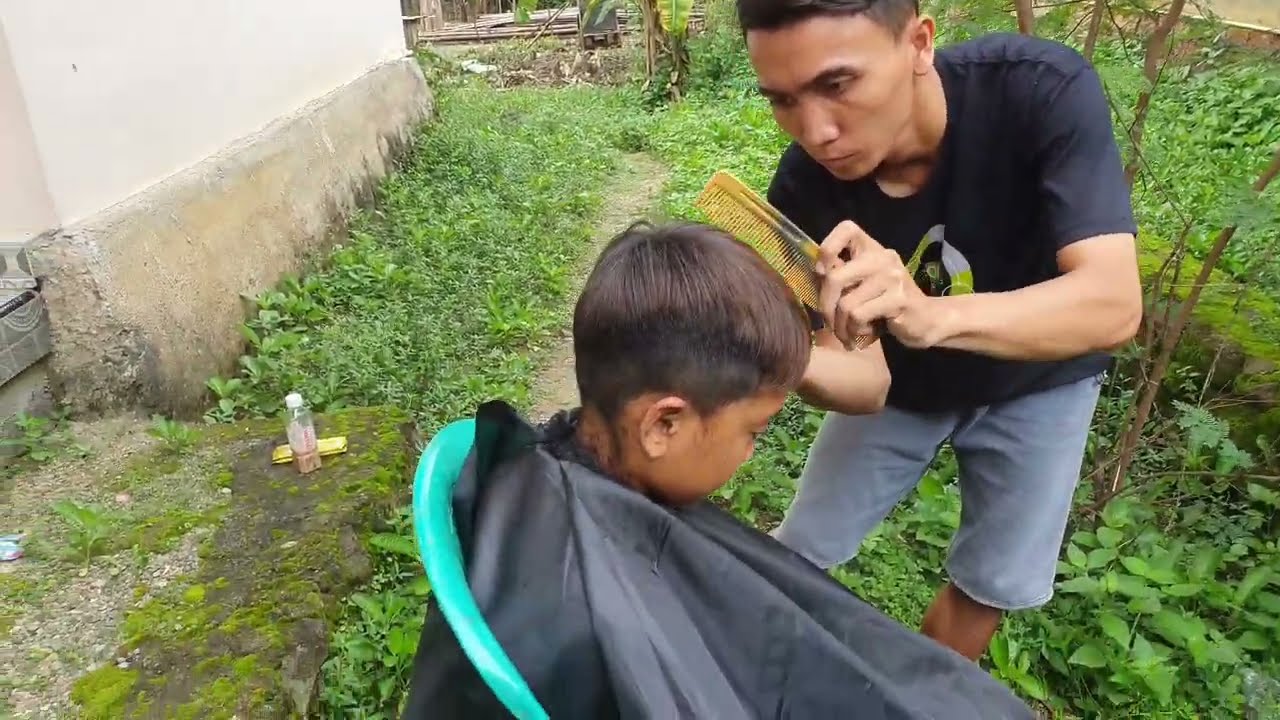 Serunya Potong Rambut Diluar Rumah Sambil Menghirup Udara Segar