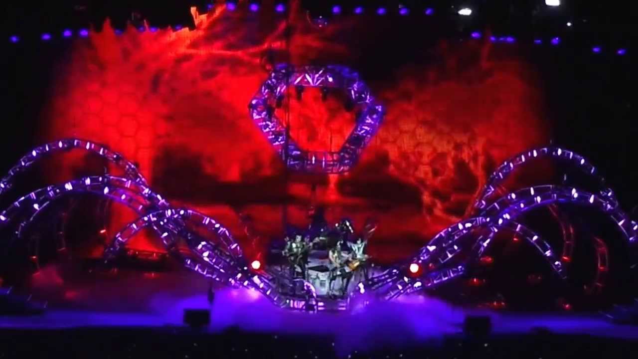 Kiss opens show in Vancouver--Psycho Circus / Shout It Out Loud--Live 2013-07-06