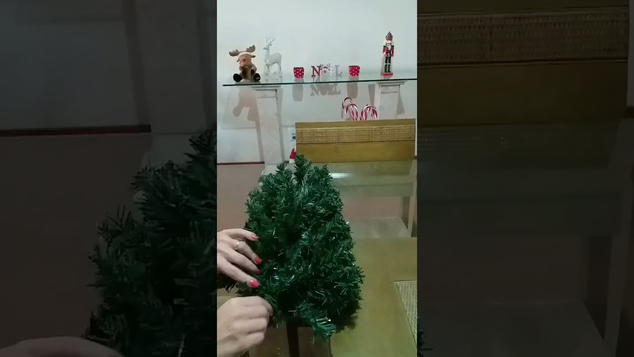 Centro de mesa improvisado, de fest&atilde;o aramado prensado e alguns enfeites aleat&oacute;rios 🤣🎅🎄
