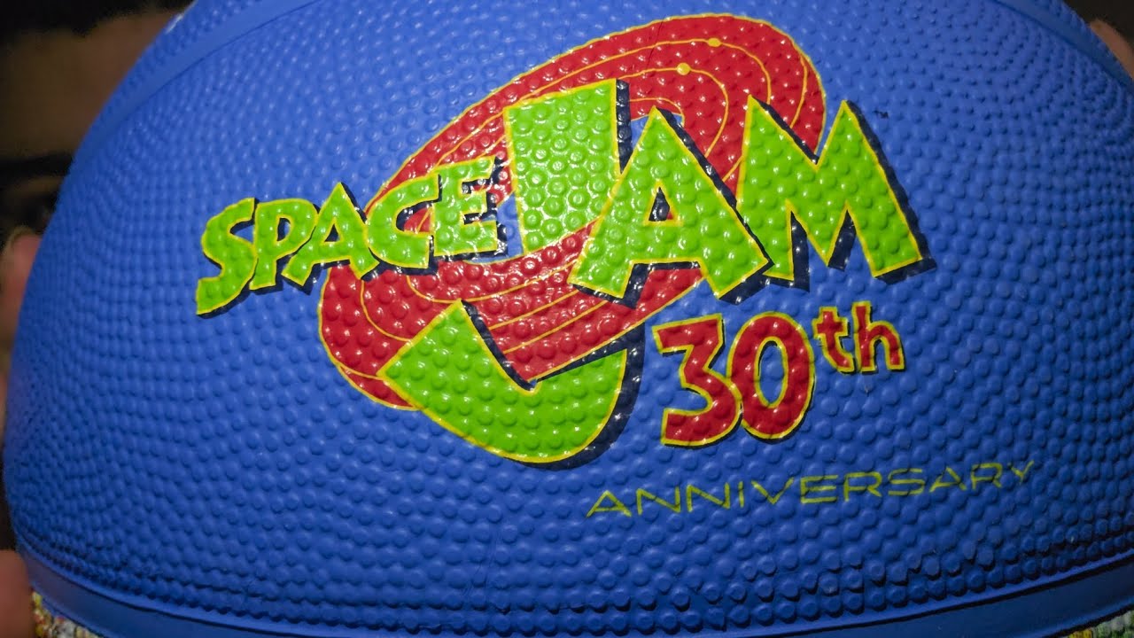 Распаковка баскетбольного мяча Space Jam.