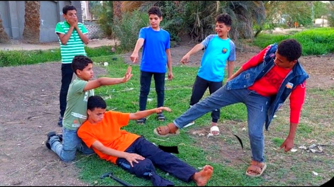 قام هذا الولد بضرب صديق العاجز وبعدها كانت الكارثه