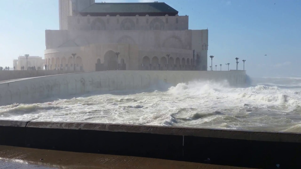 Tsunami  mosquée Hassan 2 Maroc .أمواج تسونامي المرعبة صورتها الكاميرا لحظة بلحظة بالصوت والصورة !!!