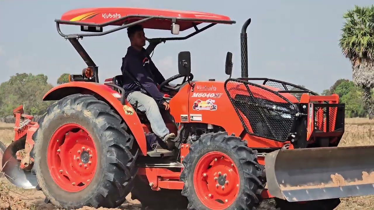 ត្រាក់ទ័រ​គូ​បូ​តា​កំពុង​ឈូសឆាយដីស្រែឲ្យស្មើរស្អាត