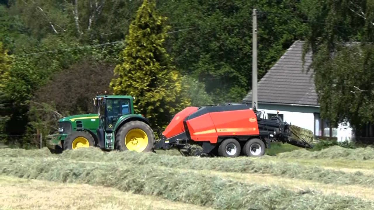 Evrard au pressage de balles carrées - John Deere 7430 and Vicon LB 1270