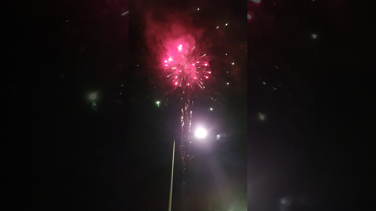 Spettacolo pirotecnico notturno 100 colpi+50 colpi