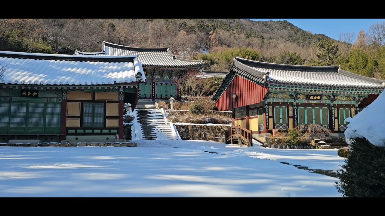 눈내는 사찰의 불경소리는  마음을 씻어 주고 목탁은 생각을 비워 주며 새소리는 생명의 숨결을 불어 넣어준다.