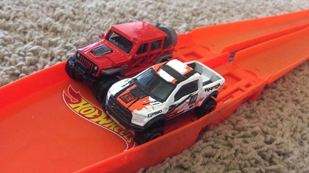Hot Wheels Racing - Ford F-150 Raptor vs Jeep Wrangler - Downhill Drag Race