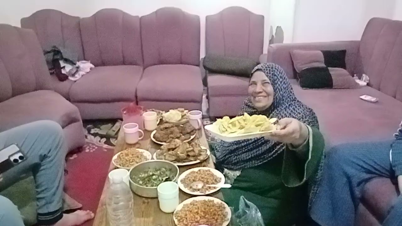 كل سنه وانتم طيبين ادعوا للحاجه ام فالح ربنا يخليها ويبارك فيها